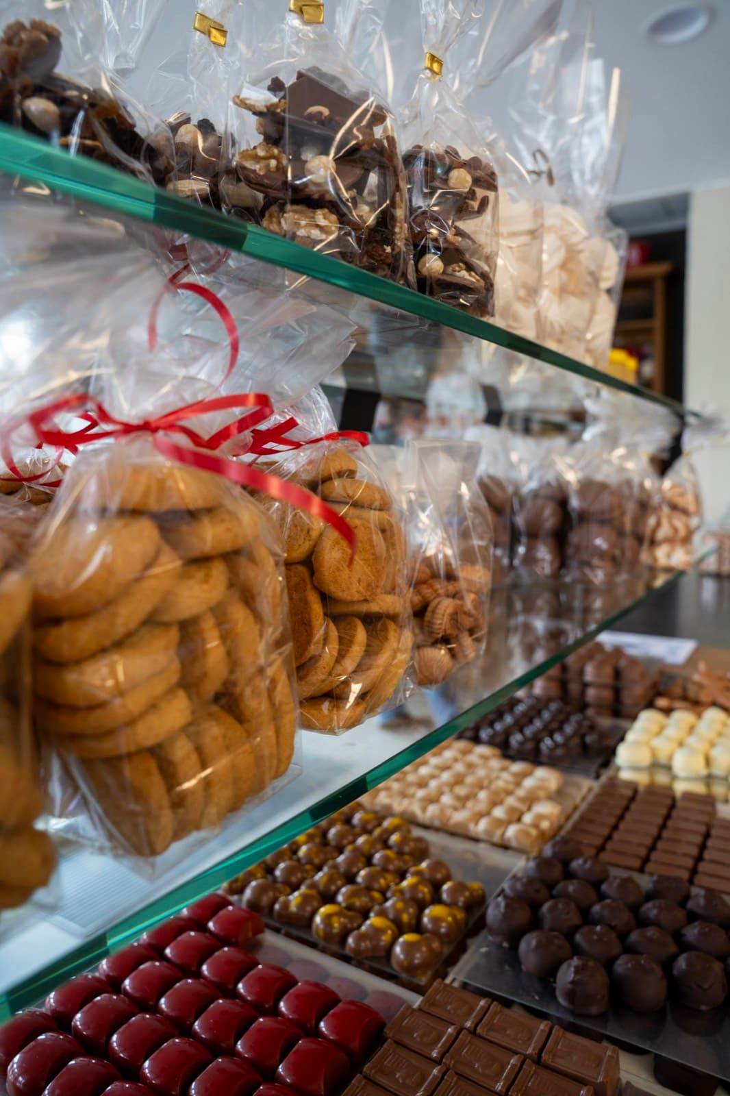 De toonbank met chocolade, koekjes en verpakte lekkernijen.