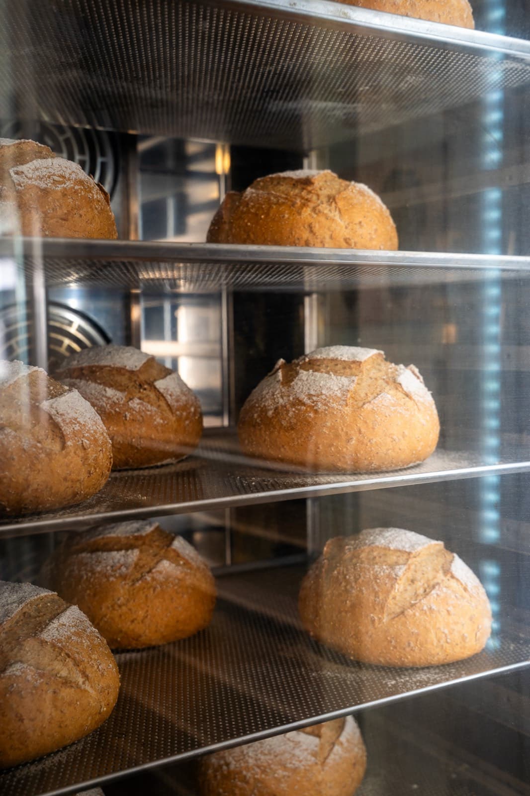 Vers brood op een rek in de winkel.