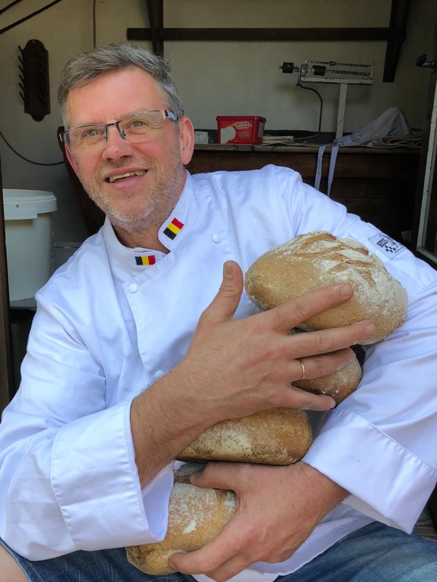 Peter Steurs met een armvol vers gebakken broden.