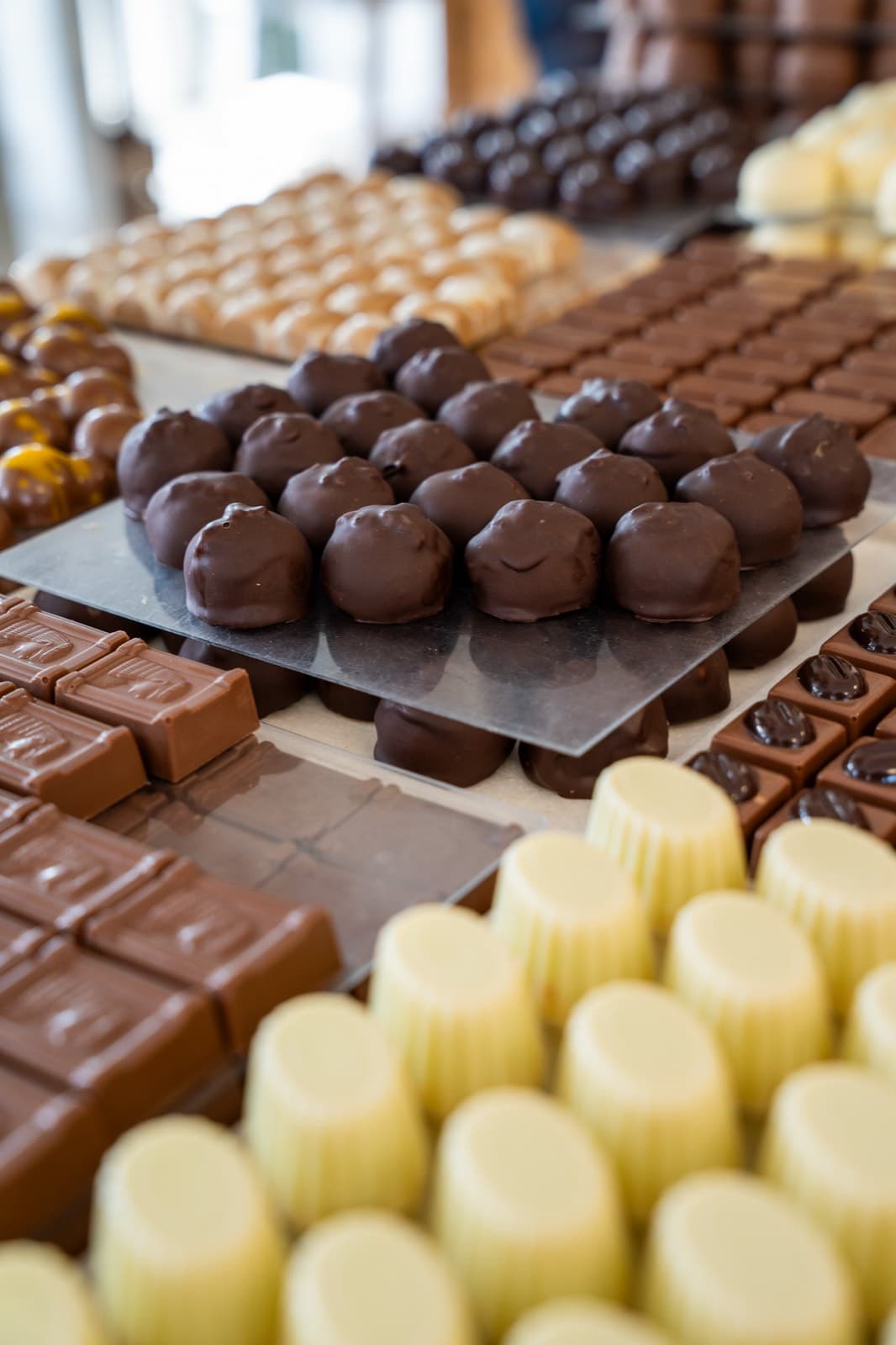 Handgemaakte pralines en bonbons op een plateau.